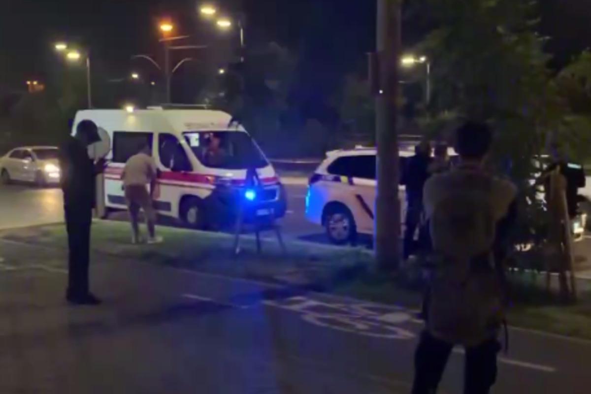 У Києві іноземці на авто влаштували їзду тротуарами, їм завадили перехожі / Скріншот У Києві іноземці на авто влаштували їзду тротуарами, їм завадили перехожі / Скріншот