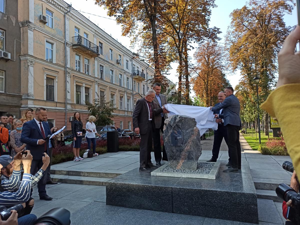 На цьому місці сім років тому демонтували пам’ятник комуністу Мануїльському / Фото УНІАН, Антоніна Доломанжи На цьому місці сім років тому демонтували пам’ятник комуністу Мануїльському / Фото УНІАН, Антоніна Доломанжи