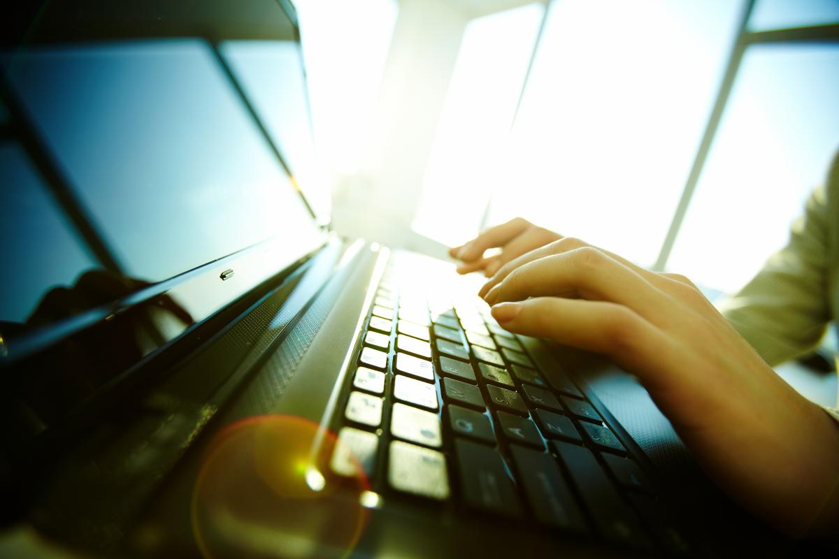 Сотрудники СБУ проверили телефоны семиклассников / фото ua.depositphotos.com Сотрудники СБУ проверили телефоны семиклассников / фото ua.depositphotos.com