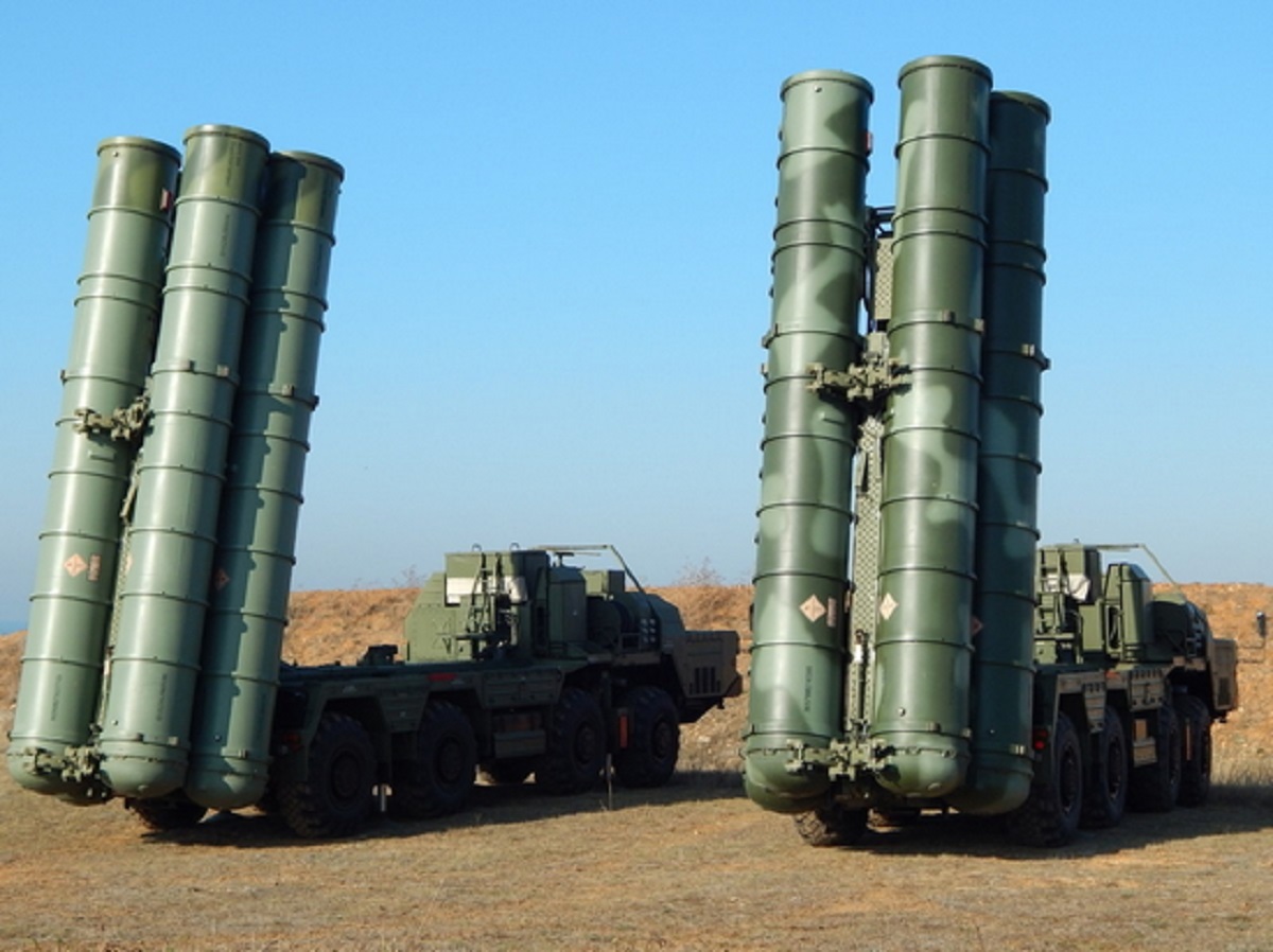 Russian S-400 air defense systems began to be placed in Moscow.