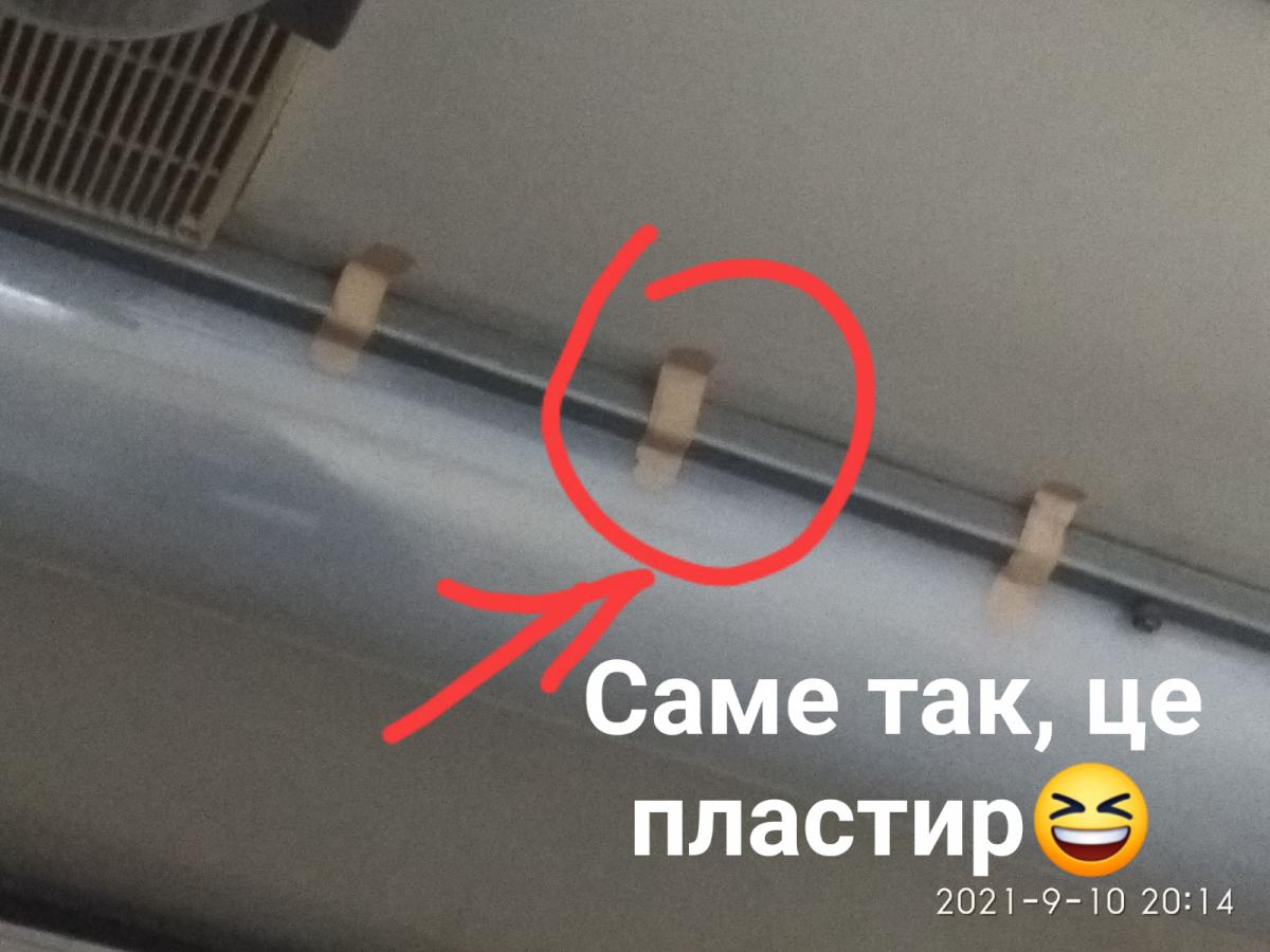 У поїзді 'Укрзалізниці' зламану лампу 'надійно' приклеїли до стелі медичним пластиром (фото) У поїзді 'Укрзалізниці' зламану лампу 'надійно' приклеїли до стелі медичним пластиром (фото)