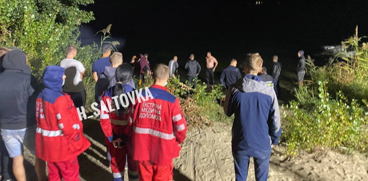 Рятувальники намагаються дістати авто з води / ХС Харьков Рятувальники намагаються дістати авто з води / ХС Харьков