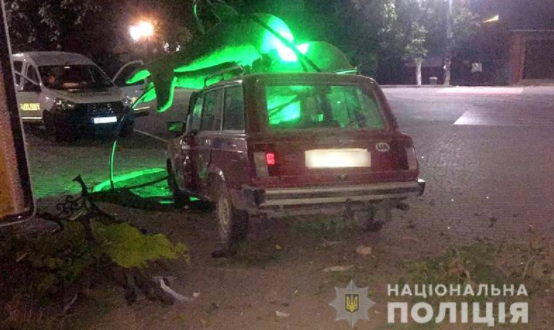 В Кирилловке пьяный водитель на бульваре въехал, в частности, в лавки и в скульптуру / фото zp.npu.gov.ua В Кирилловке пьяный водитель на бульваре въехал, в частности, в лавки и в скульптуру / фото zp.npu.gov.ua