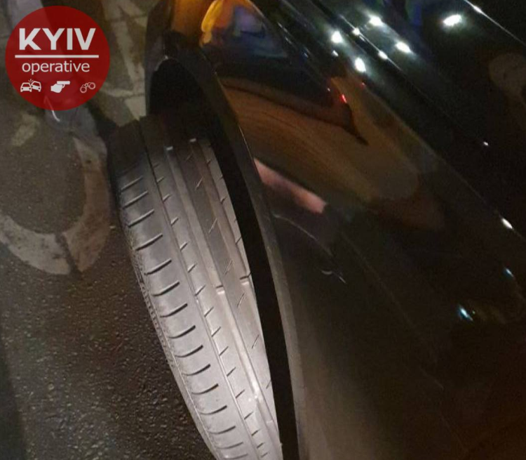У Києві під час спроби сховатися від правоохоронців авто BMW ледь не "втратило" колесо / фото t.me/KyivOperativ У Києві під час спроби сховатися від правоохоронців авто BMW ледь не "втратило" колесо / фото t.me/KyivOperativ