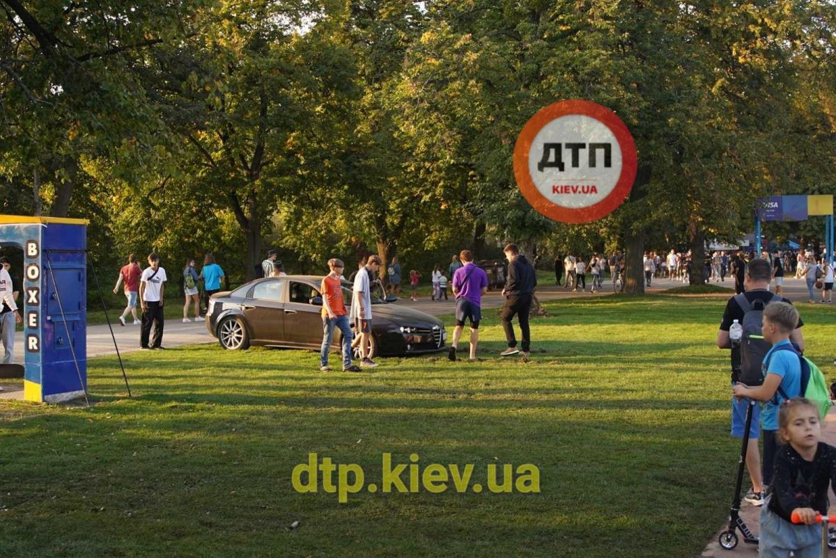 Самостоятельно уехать оттуда ему не удалось / фото: dtp.kiev.ua Самостоятельно уехать оттуда ему не удалось / фото: dtp.kiev.ua