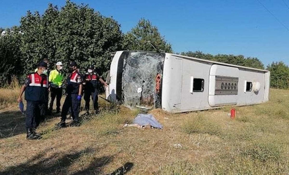 У Туреччині перекинувся туристичний автобус / фото dha.com.tr У Туреччині перекинувся туристичний автобус / фото dha.com.tr