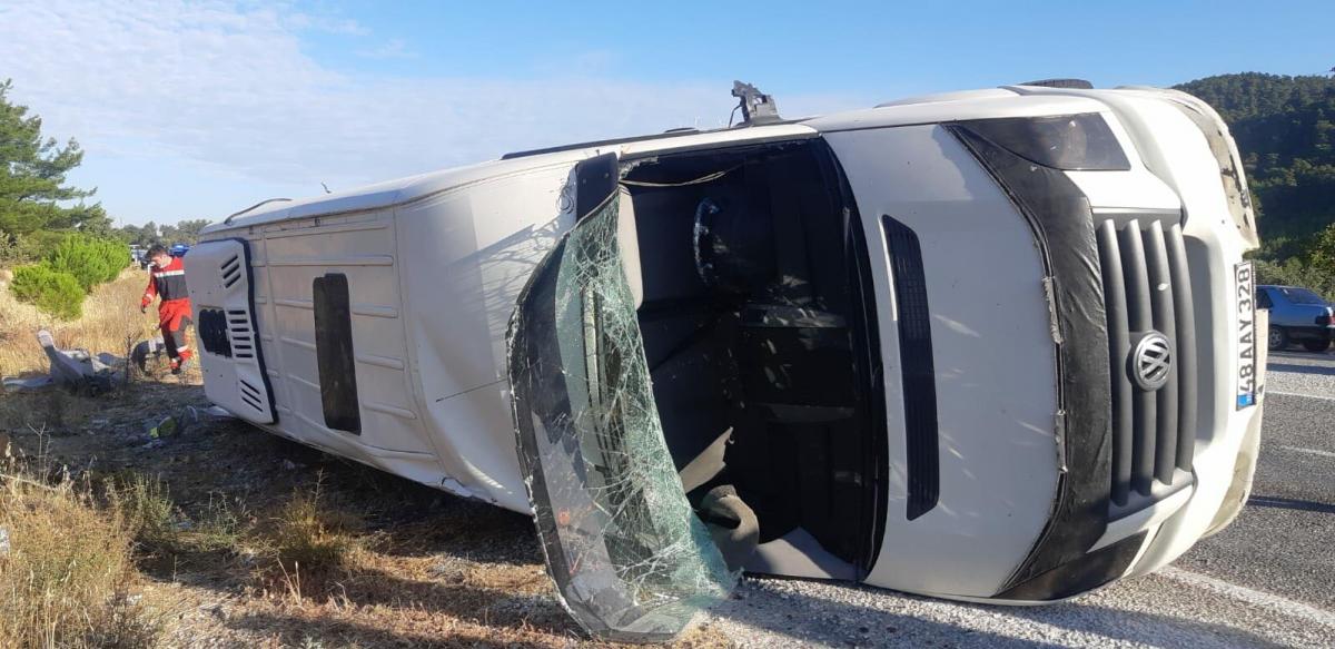 У Туреччині перекинувся туристичний автобус / фото dha.com.tr У Туреччині перекинувся туристичний автобус / фото dha.com.tr