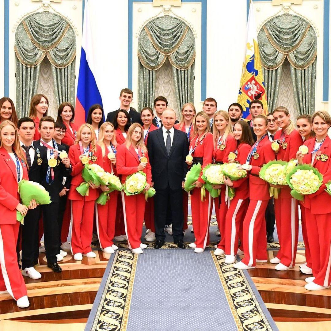 Голядкина позирует рядом с Путиным и другими спортсменками РФ / фото - instagram.com/marina_gold13 Голядкина позирует рядом с Путиным и другими спортсменками РФ / фото - instagram.com/marina_gold13
