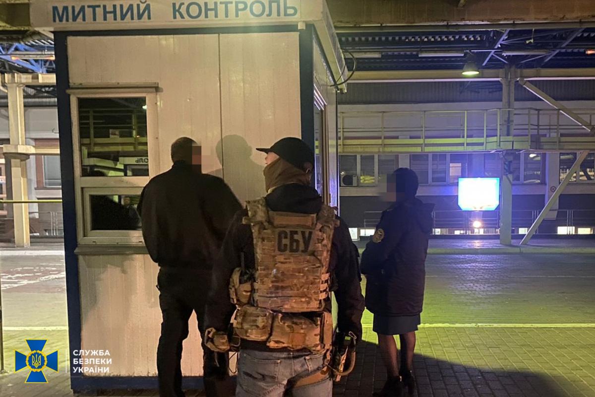 На Львівщині викрито двох митників на вимаганні хабарів / фото ssu.gov.ua На Львівщині викрито двох митників на вимаганні хабарів / фото ssu.gov.ua