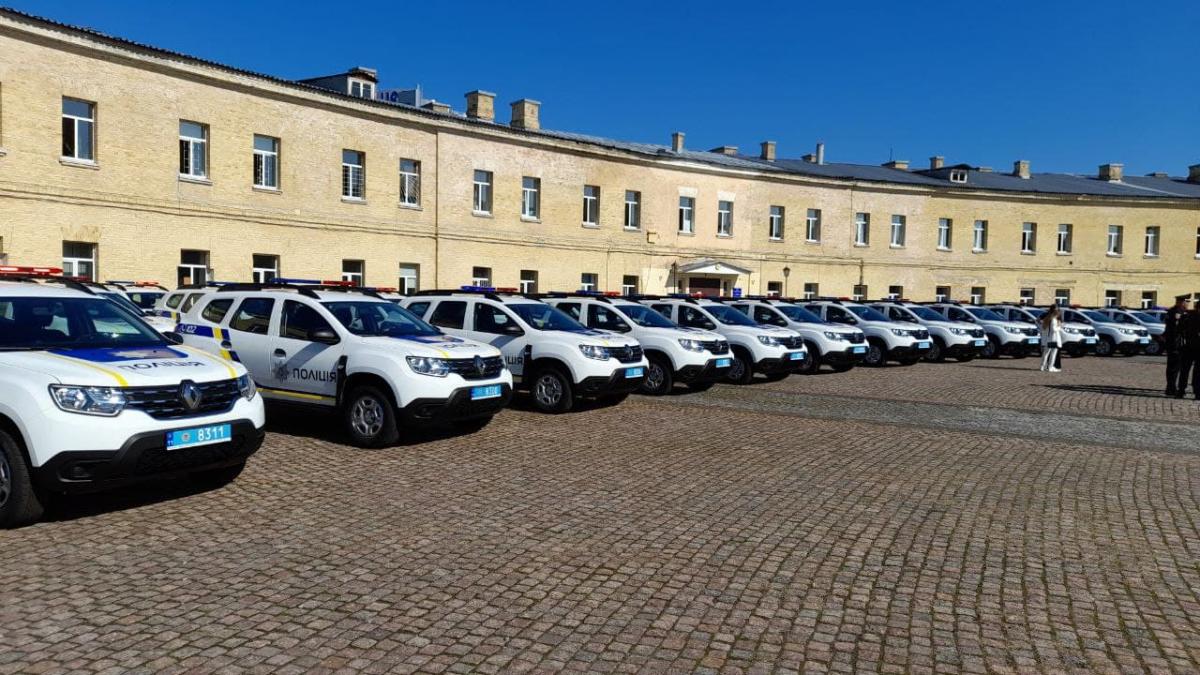 Поліцейські офіцери громади отримали 86 службових автомобілів / фото УНІАН, Дмитро Хилюк Поліцейські офіцери громади отримали 86 службових автомобілів / фото УНІАН, Дмитро Хилюк