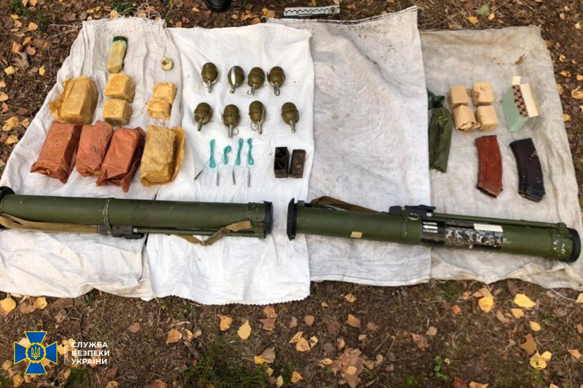 Схрон із боєприпасами знайшли на Рівненщині / фото ssu.gov.ua Схрон із боєприпасами знайшли на Рівненщині / фото ssu.gov.ua