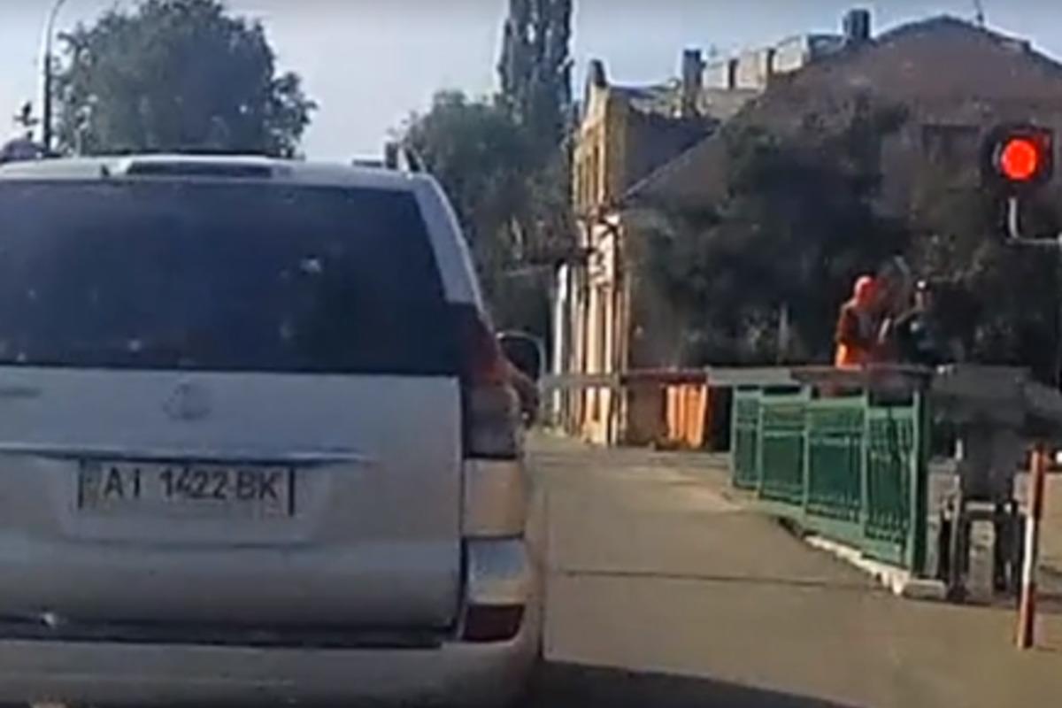 У Рівному залізничник врятував життя пішоходу / Скріншот У Рівному залізничник врятував життя пішоходу / Скріншот