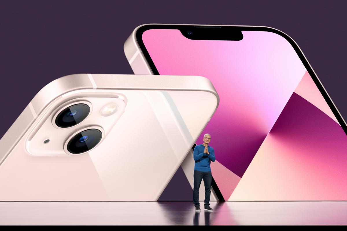iPhone 13 назвали самым оптимальным айфонов для покупки в 2024 году / фото REUTERS