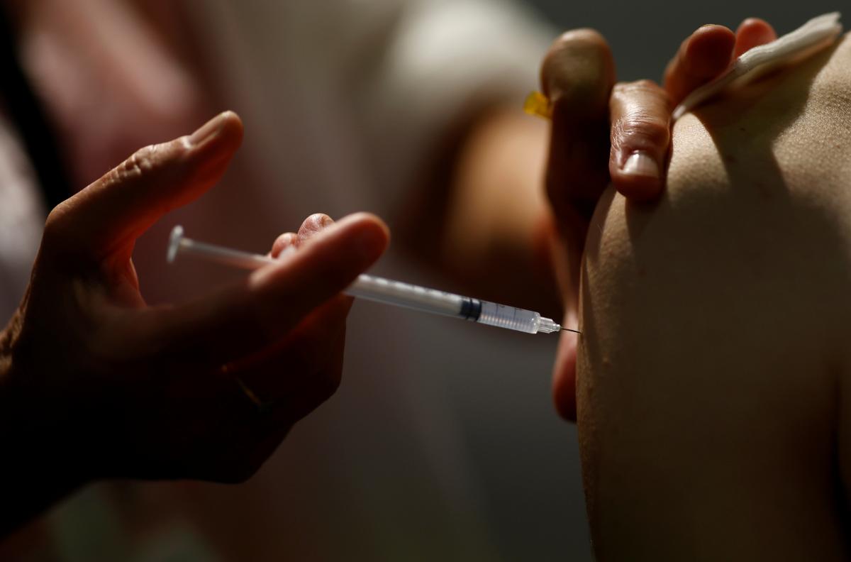 В регионах, где красная зона, начинаются огромные очереди на вакцинацию \ фото REUTERS