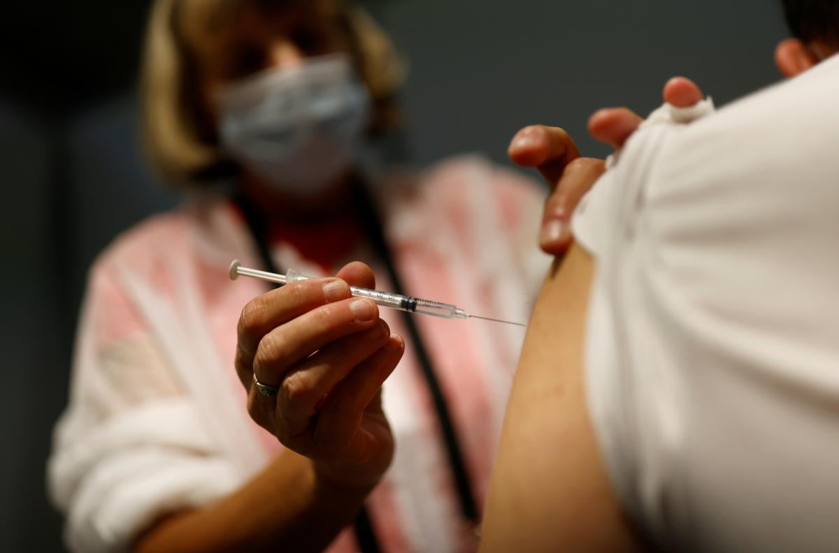 Бустерна доза - це допомога основній вакцинації / фото REUTERS