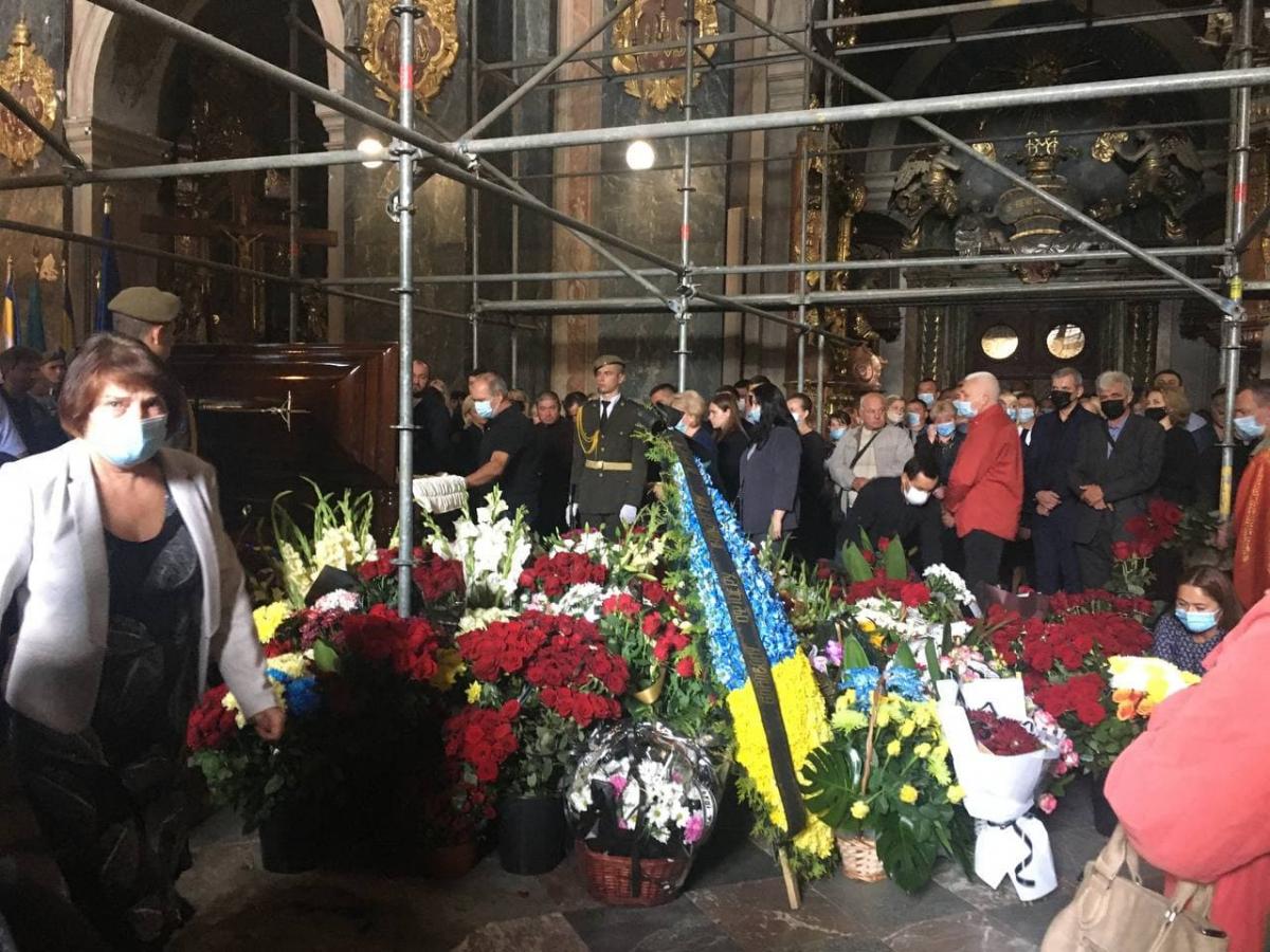 Гроб ветерана утопал в живых цветах / фото УНИАН Мирослава Бзикадзе Гроб ветерана утопал в живых цветах / фото УНИАН Мирослава Бзикадзе