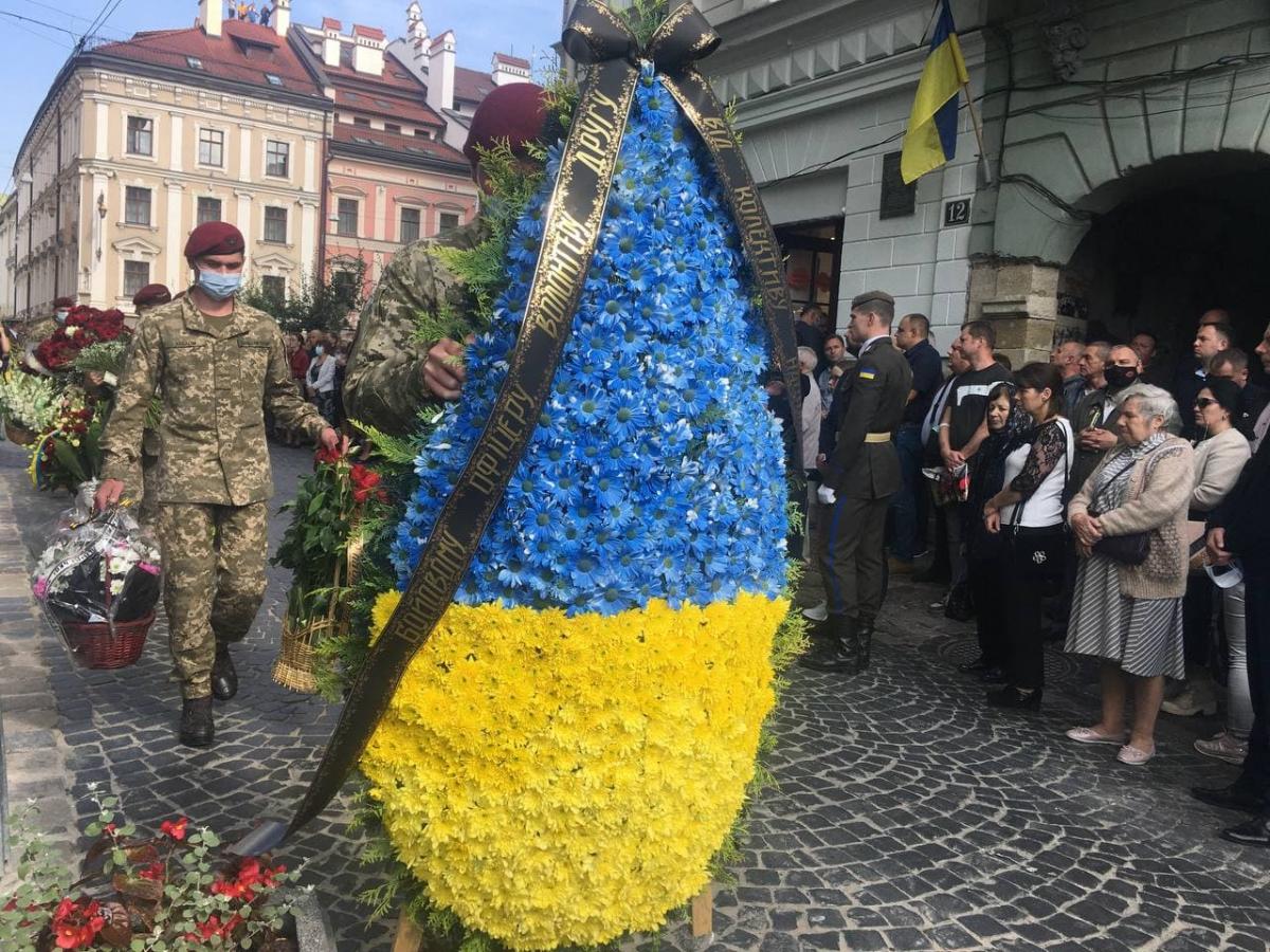 Похоронили участника АТО на Лычаковском кладбище / фото УНИАН Мирослава Бзикадзе Похоронили участника АТО на Лычаковском кладбище / фото УНИАН Мирослава Бзикадзе