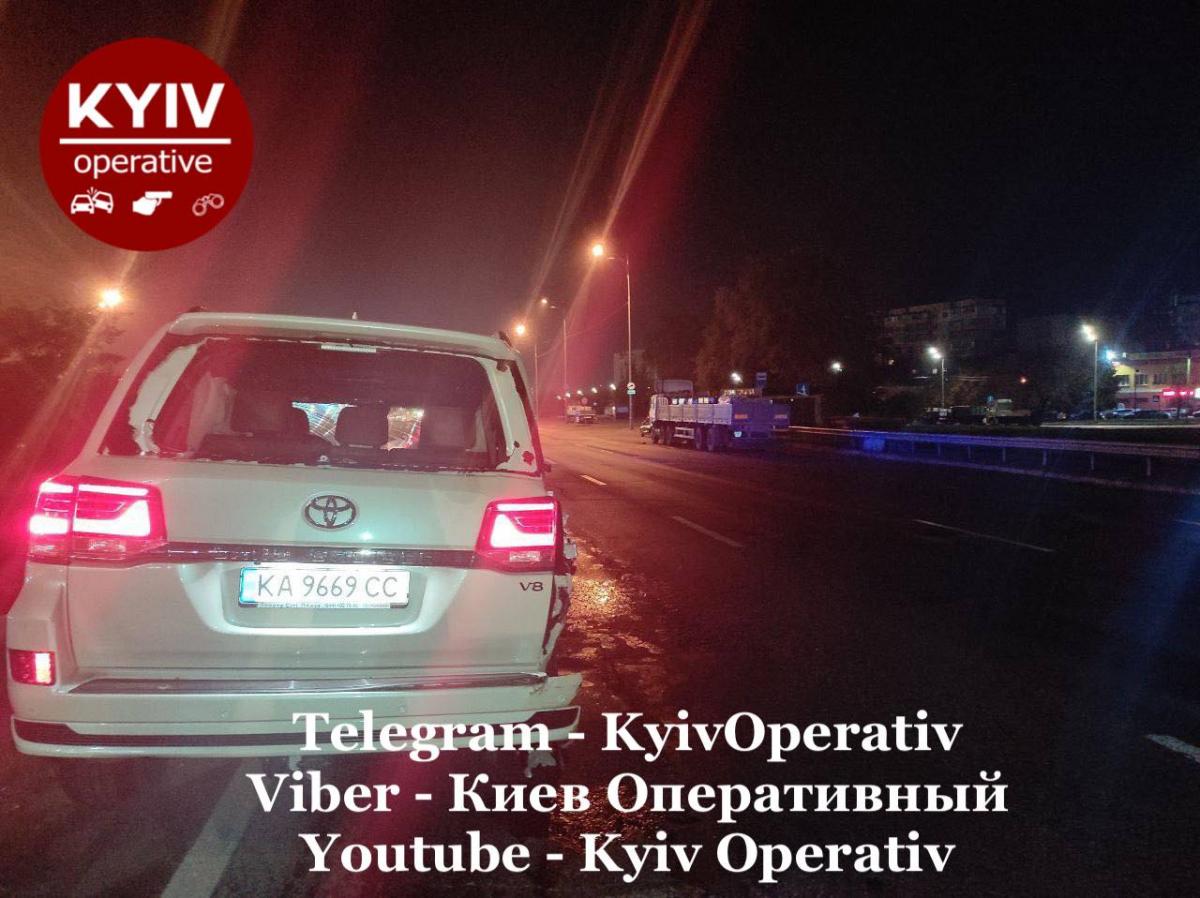 В итоге работник СТО оказался в больнице / фото: Киев Оперативный В итоге работник СТО оказался в больнице / фото: Киев Оперативный