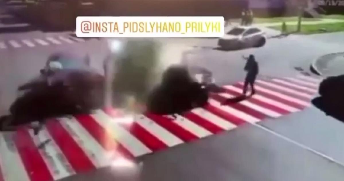 Відео дивакуватої реакції пішохода з’явилось у мережі 16 вересня / Скріншот Відео дивакуватої реакції пішохода з’явилось у мережі 16 вересня / Скріншот