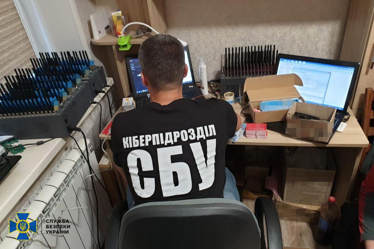 Чоловік створював акаунти й передавав їх замовникам / ssu.gov.ua Чоловік створював акаунти й передавав їх замовникам / ssu.gov.ua