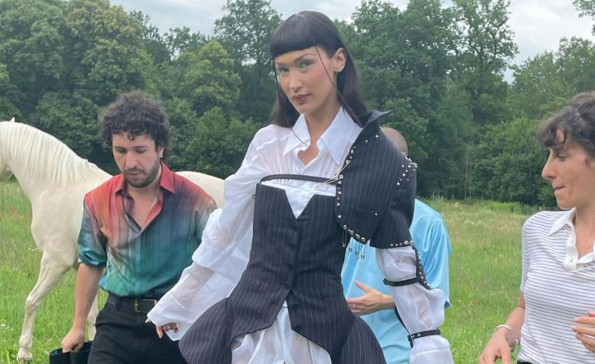 Белла Хадід знімалася верхи на коні / фото instagram.com/bellahadid Белла Хадід знімалася верхи на коні / фото instagram.com/bellahadid