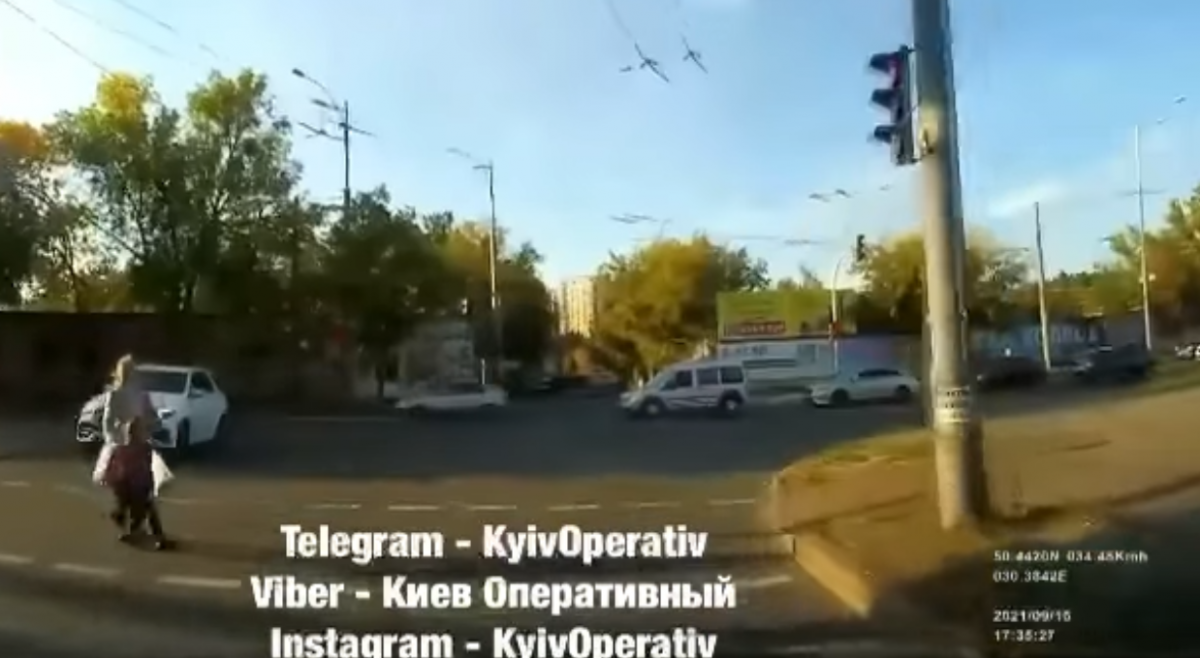 Жінка з дитиною раптово вискочила на дорогу / скріншот Жінка з дитиною раптово вискочила на дорогу / скріншот