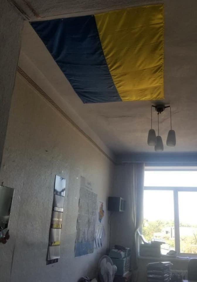 Державним прапором закрили дірку в стелі / фото facebook.com/derenuga