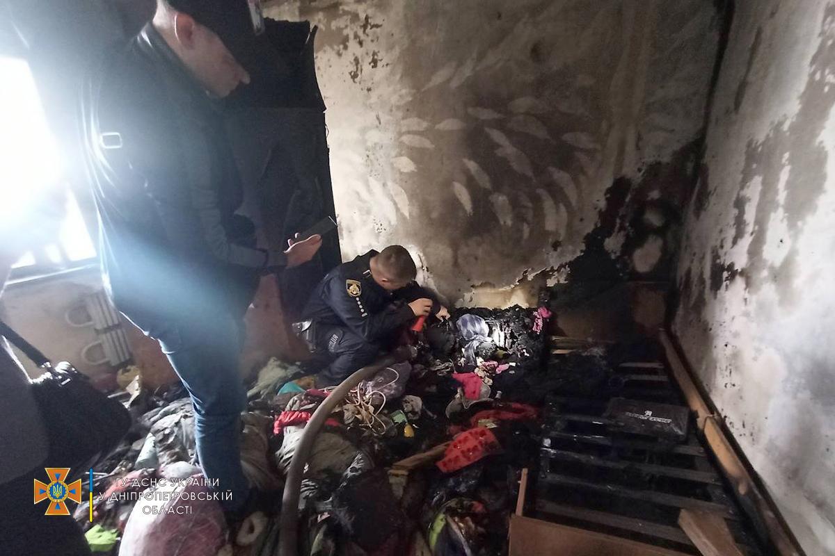 Уламки на землі, діти на балконі: у багатоповерхівці в Кривому Розі стався вибух та пожежа (фото, відео) Уламки на землі, діти на балконі: у багатоповерхівці в Кривому Розі стався вибух та пожежа (фото, відео)