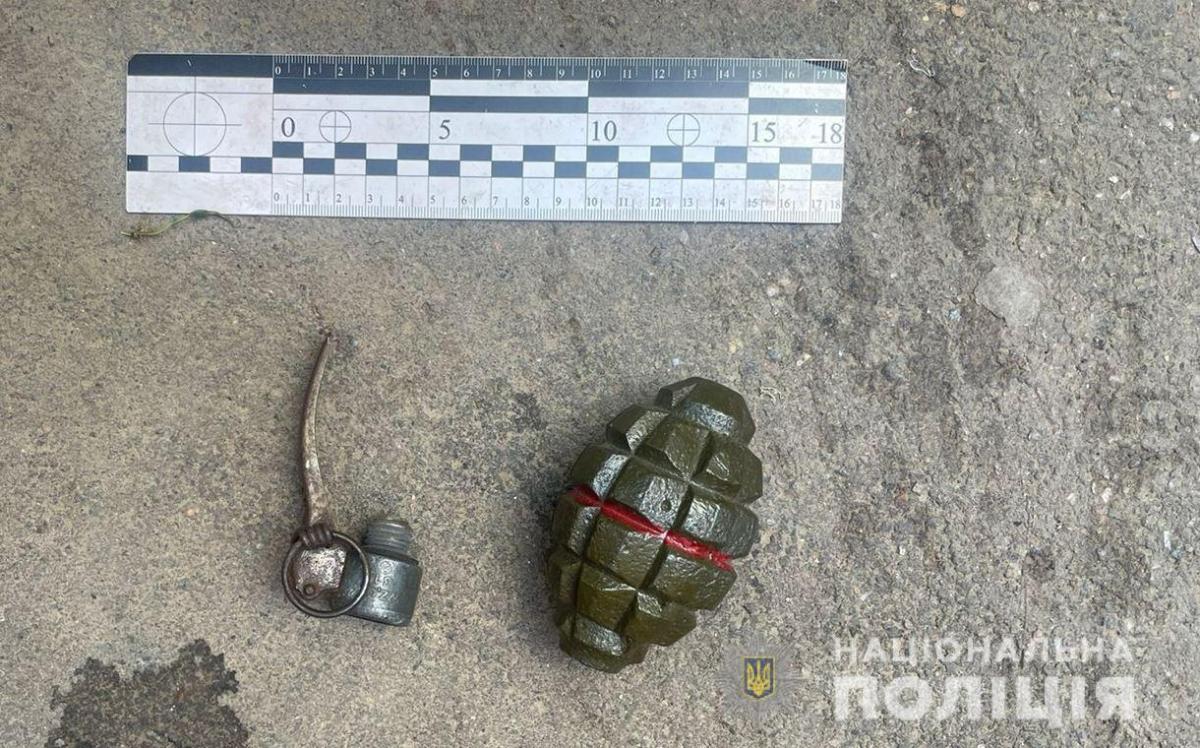 Злоумышленник утверждает, что это макет гранаты / фото od.npu.gov.ua Злоумышленник утверждает, что это макет гранаты / фото od.npu.gov.ua