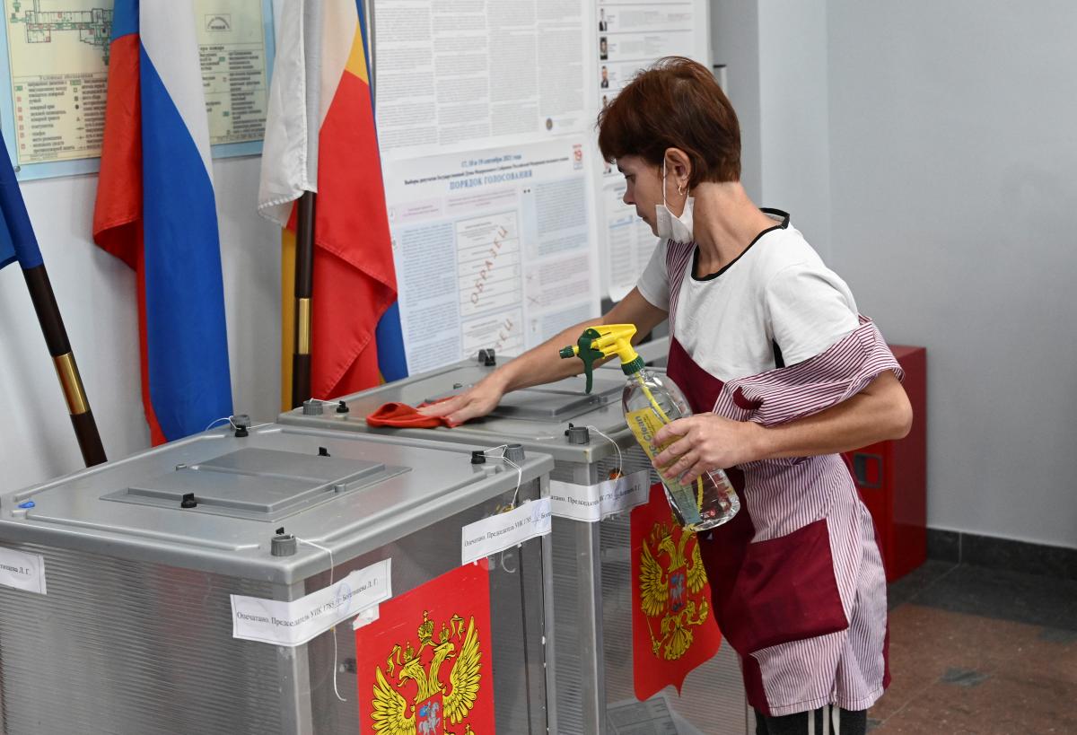 Уехавшим от войны россиянам запретили голосовать на выборах через интернет / фото REUTERS Уехавшим от войны россиянам запретили голосовать на выборах через интернет / фото REUTERS