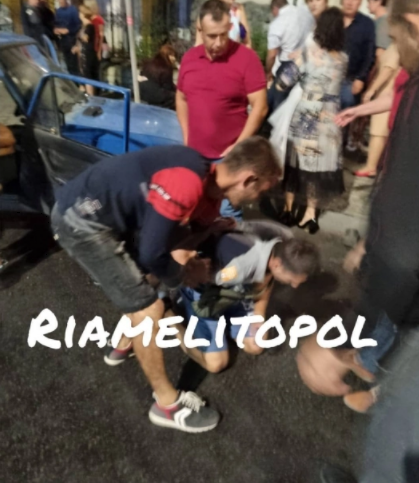 У Мелітополі люди спіймали водія легковика, який наїхав на пішоходів / фото ria-m.tv