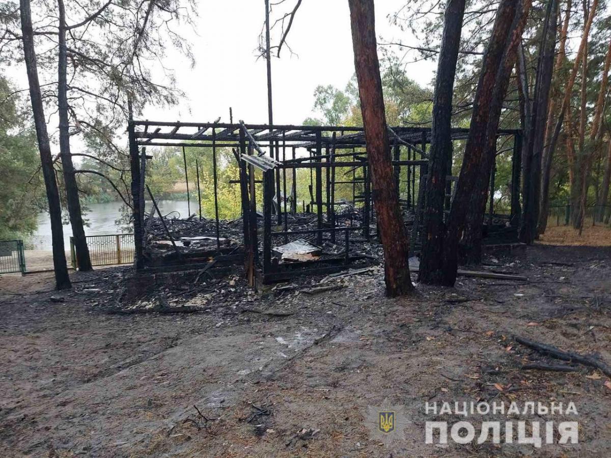 В Харьковской области произошел пожар на базе отдыха с людьми / фото пресс-служба полиции области В Харьковской области произошел пожар на базе отдыха с людьми / фото пресс-служба полиции области