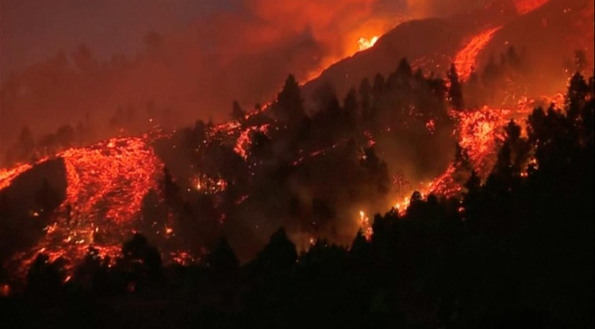 На Канарских островах начал извергаться вулкан / фото REUTERS На Канарских островах начал извергаться вулкан / фото REUTERS
