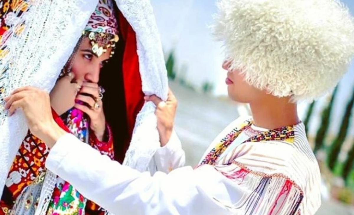 Затриманих ведуть до поліцейської дільниці / фото zehinli.info Затриманих ведуть до поліцейської дільниці / фото zehinli.info