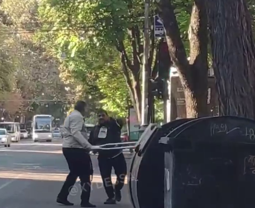 В Одесі чоловіки билися милицями / Скріншот В Одесі чоловіки билися милицями / Скріншот