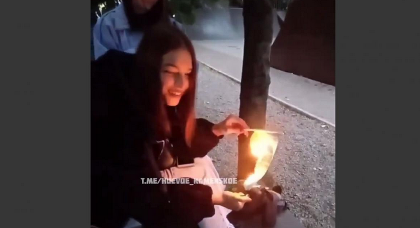 Дівчина спалила прапор на очах у друзів \ скриншот з відео Дівчина спалила прапор на очах у друзів \ скриншот з відео