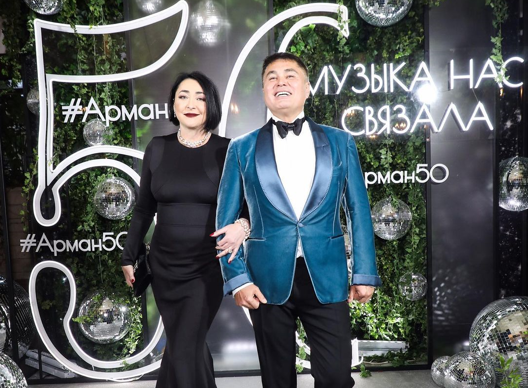 Лицо дало трещину: у Лолиты во время концерта разошелся шов на лице Лицо дало трещину: у Лолиты во время концерта разошелся шов на лице