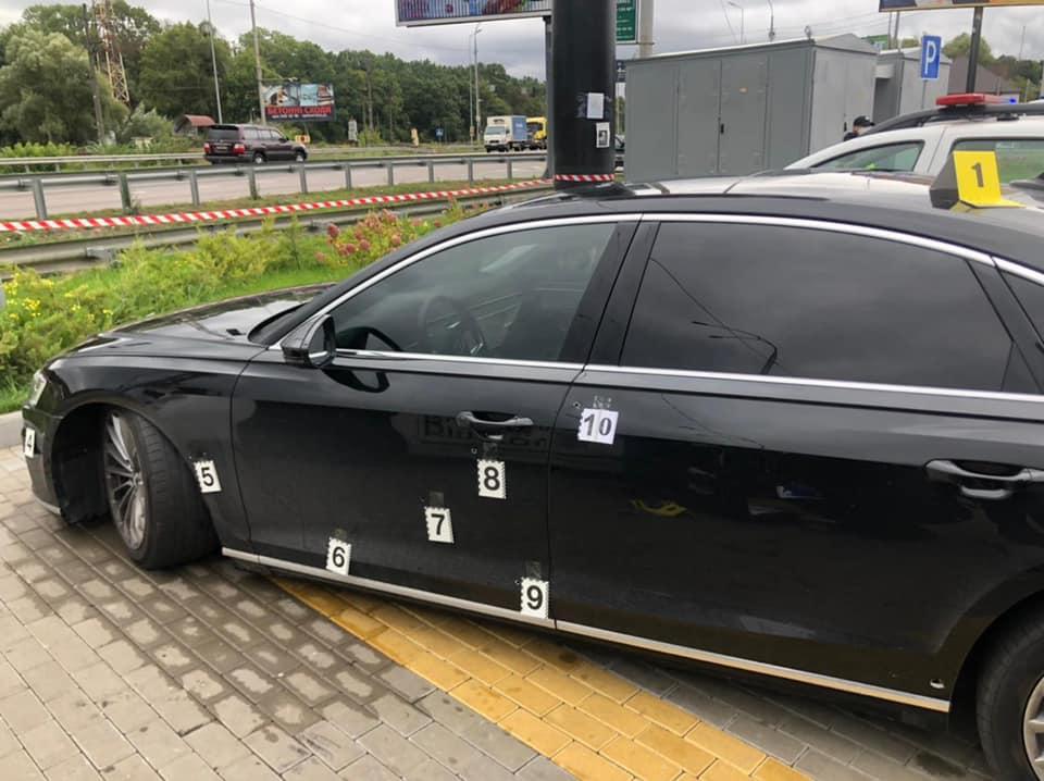 В среду, 22 сентября, неизвестные расстреляли автомобиль Сергея Шефира / Фото - фейсбук Ирины Венедиктовой В среду, 22 сентября, неизвестные расстреляли автомобиль Сергея Шефира / Фото - фейсбук Ирины Венедиктовой