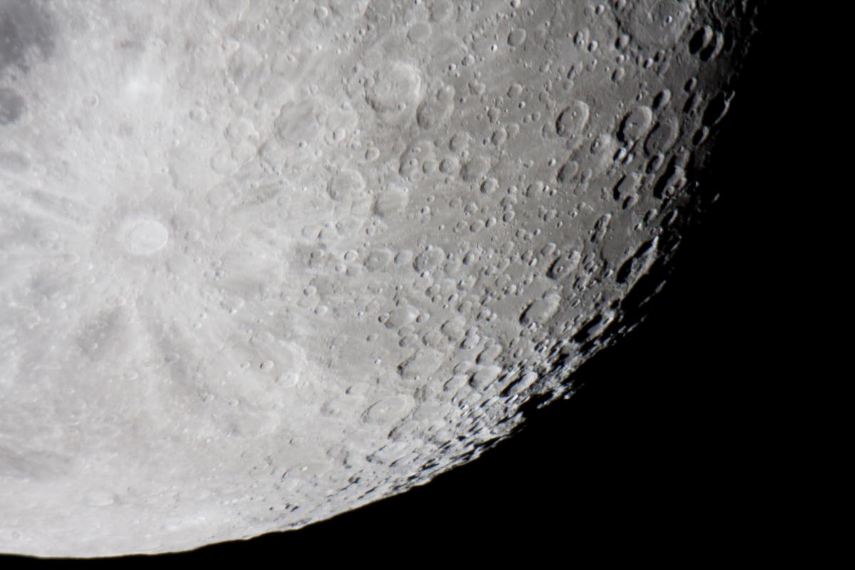 Корабль "Орион" сделал снимки Луны с расстояния в 128 километров / фото ua.depositphotos.com