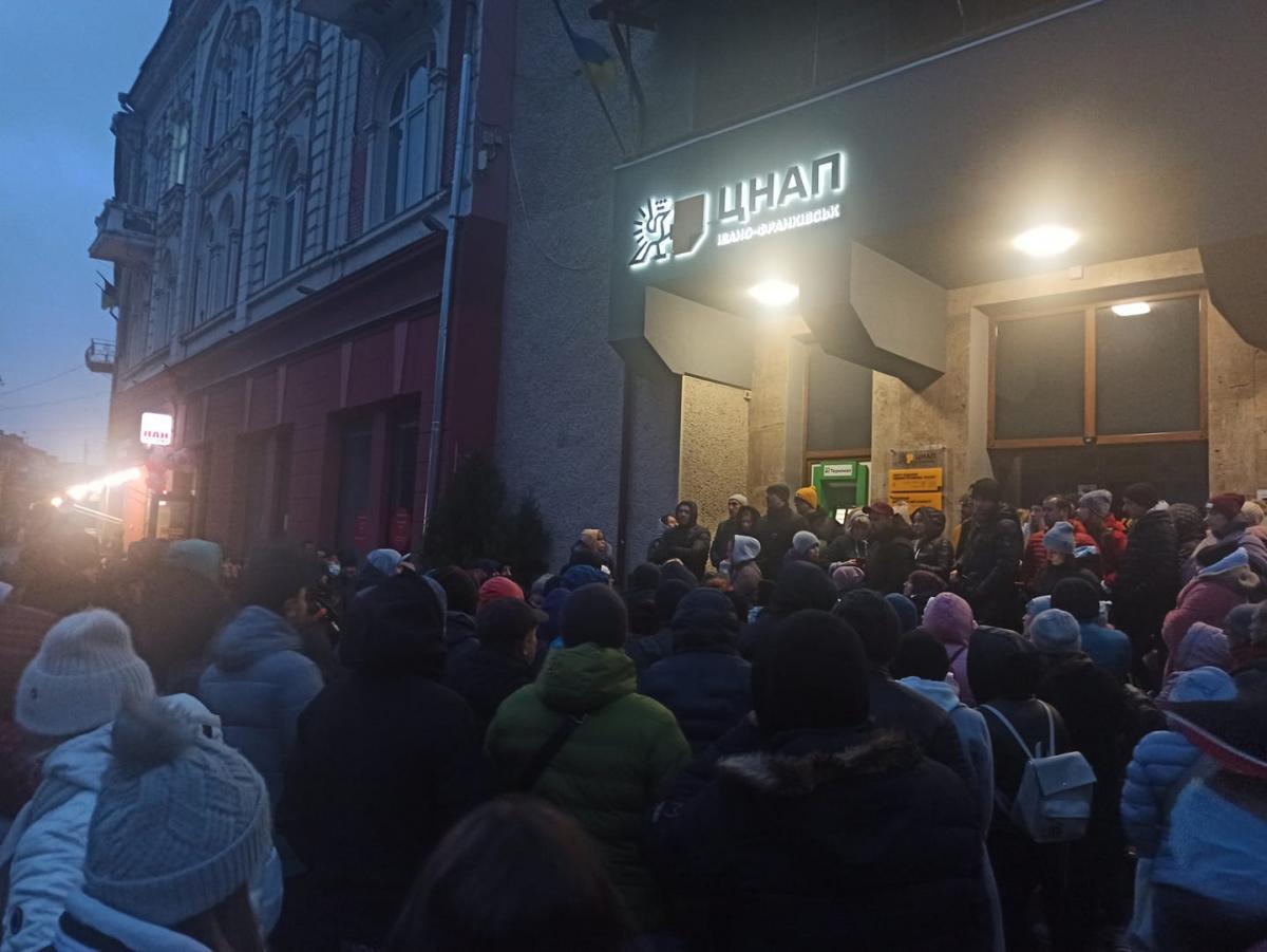 Дехто займав місця у черзі ще з вечора 22 вересня / facebook.com/vsvitlik Дехто займав місця у черзі ще з вечора 22 вересня / facebook.com/vsvitlik