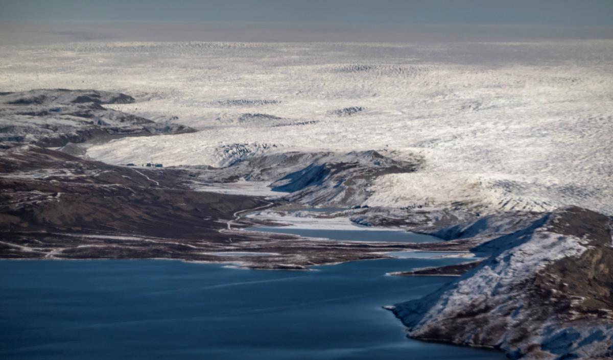Ледовый покров Гренландии тает и стекает в океан / фото REUTERS