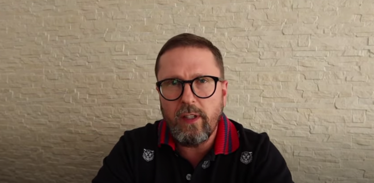 У Шарія забрали документи та заборонили виїжджати з Іспанії / скріншот