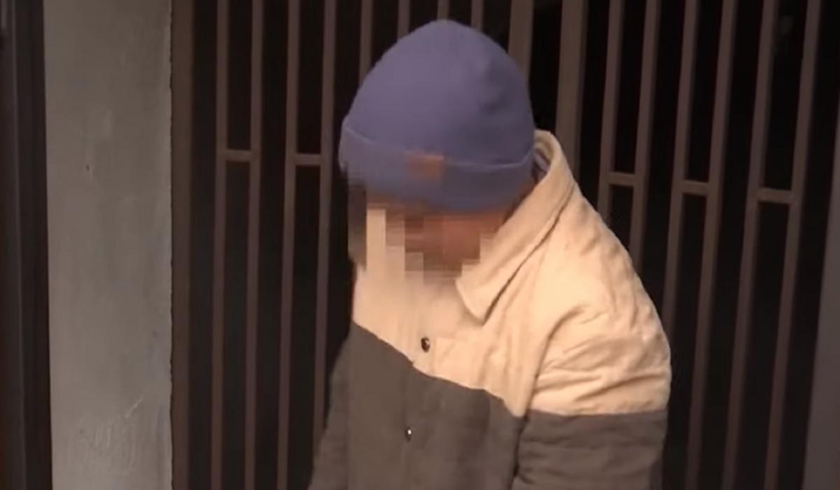 Сам хлопець став на коліна перед селянами за підпалену церкву / Скріншот Сам хлопець став на коліна перед селянами за підпалену церкву / Скріншот