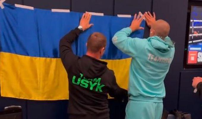 Флаг Украины в раздевалке Усика / скриншот