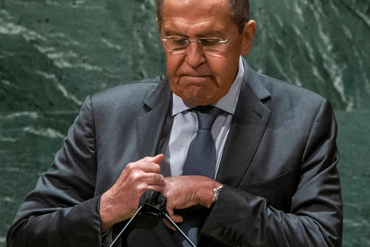 Лавров обурився, що Москві не дають вирішити долю України