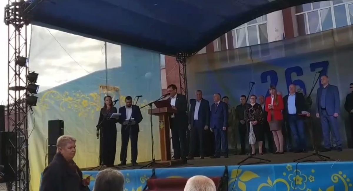 Чиновник читав з листочка / скріншот з відео Чиновник читав з листочка / скріншот з відео