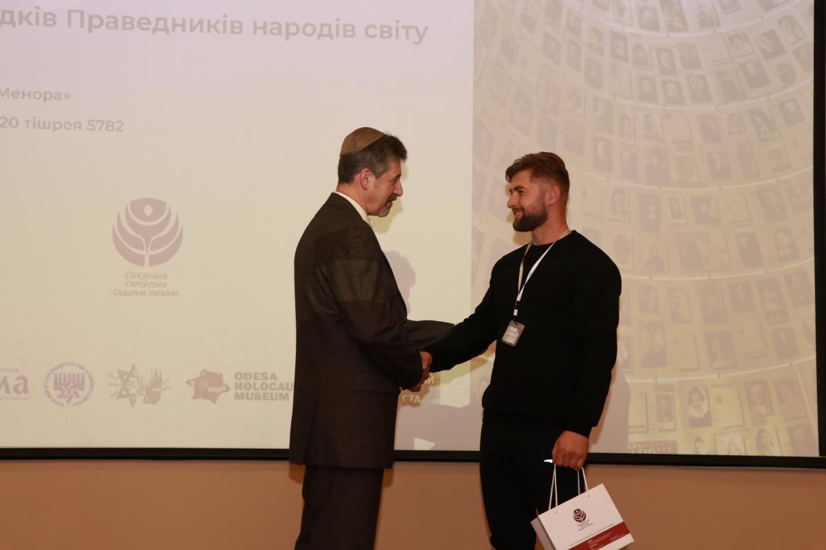 Вручення подарунків Вручення подарунків