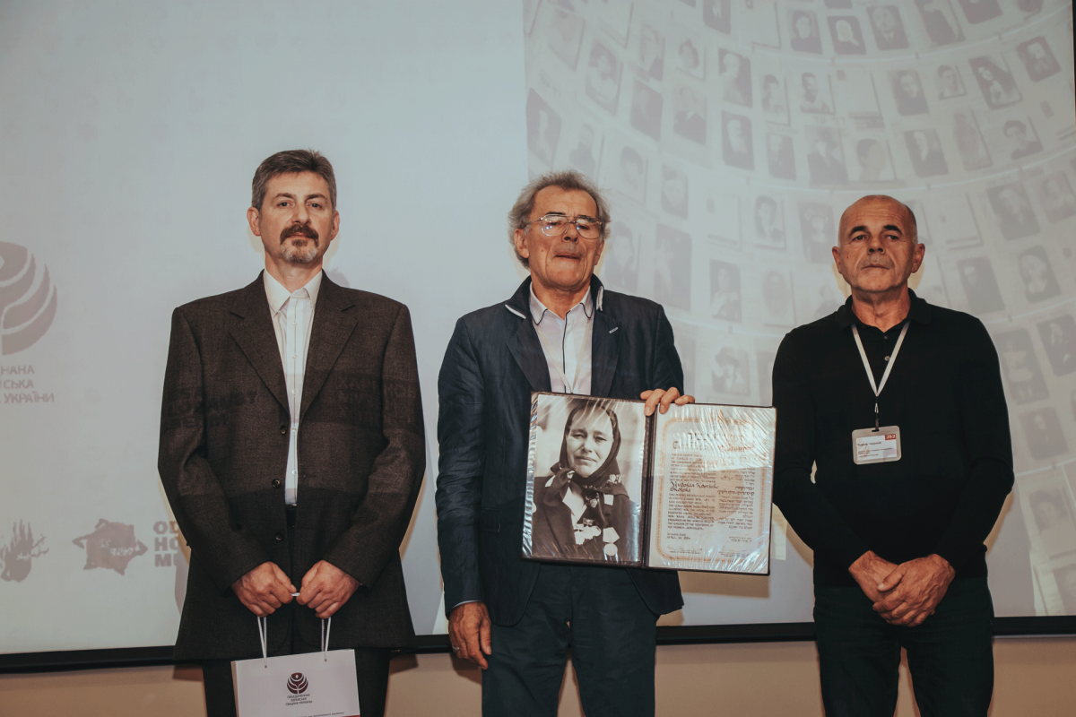 Вручення подарунків Вручення подарунків