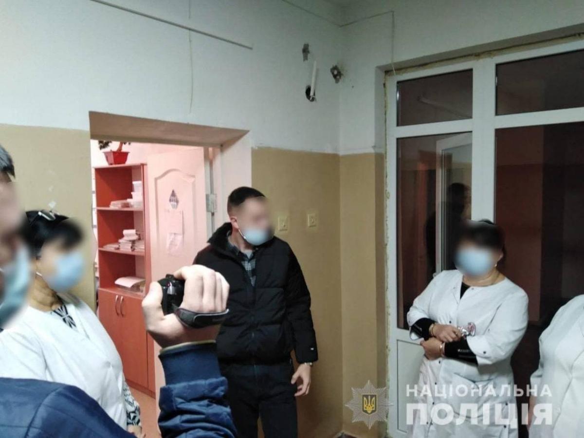 На Черкащині лікар підробляла сертифікати про вакцинацію / фото Нацполіція На Черкащині лікар підробляла сертифікати про вакцинацію / фото Нацполіція