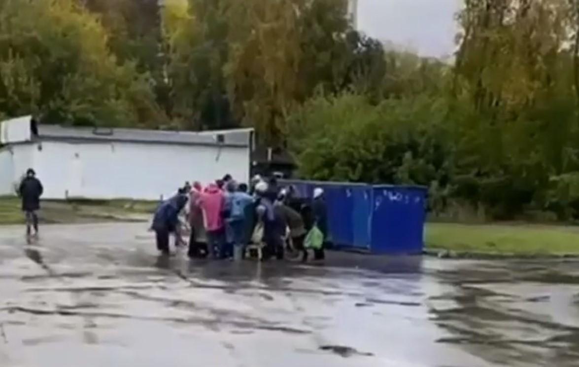 В Новосибирске пенсионеры устроили потасовку из-за просрочки / скриншот В Новосибирске пенсионеры устроили потасовку из-за просрочки / скриншот